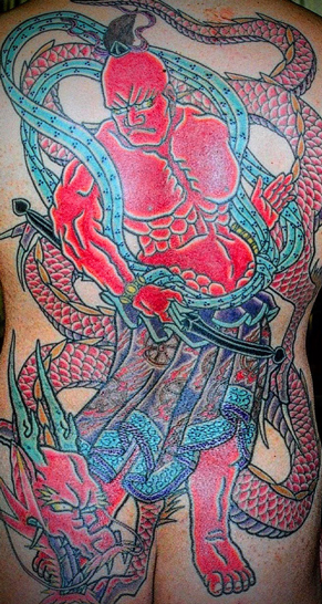 和彫り背中に「金剛力士」の刺青