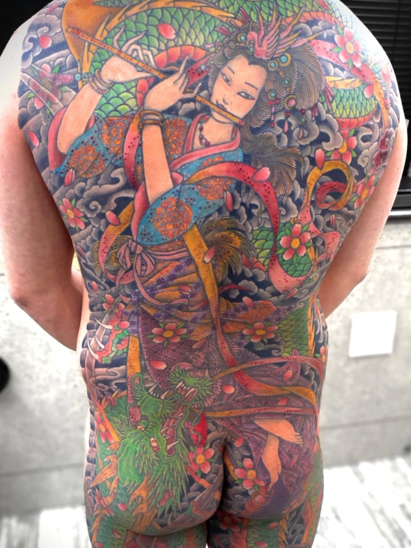 和彫り背中に「天女と龍」の刺青