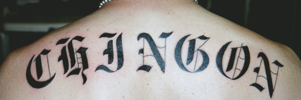 背中にテキストタトゥー