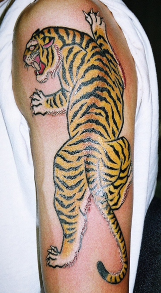 和彫り腕に「虎」の刺青