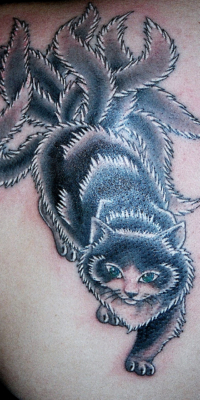 ワンポイント 肩に「九尾の猫」のタトゥー