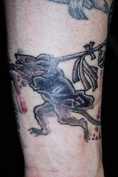 和彫り腕に「鼠」の刺青