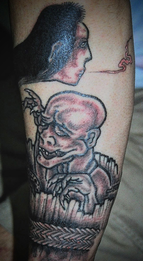 和彫り腕に「ろくろ首と妖怪」の刺青