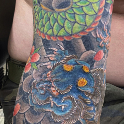 和彫り腕に「獅子」の刺青