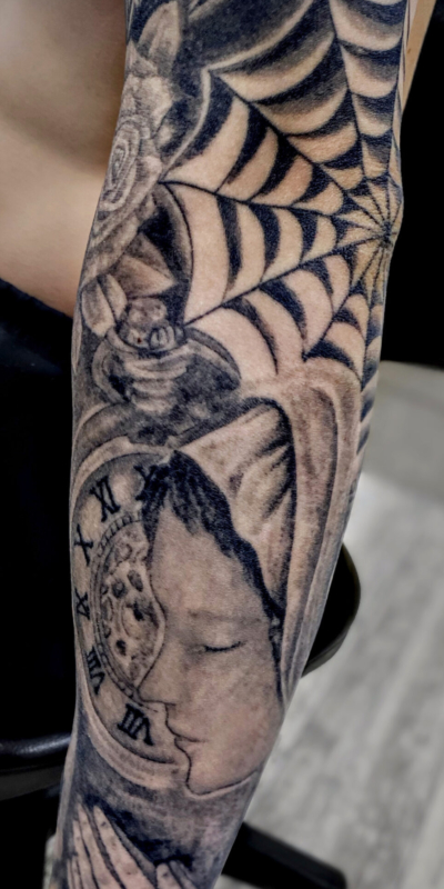 B&G 腕に「修道女と蜘蛛の巣」のタトゥー