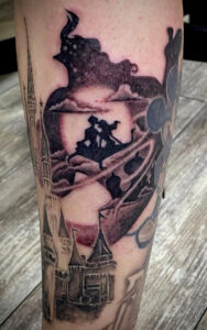 B&G 足に「アラジンとシンデレラ城」のタトゥー
