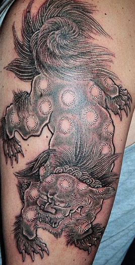 和彫り腕に「獅子」の刺青
