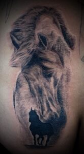 B&G 腰に「馬」のタトゥー