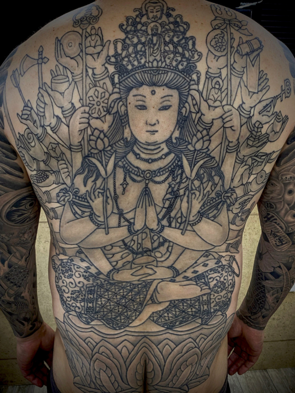 和彫り背中に「千手観音」の刺青