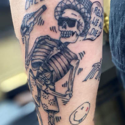 B&G 腕に「スカル」のタトゥー