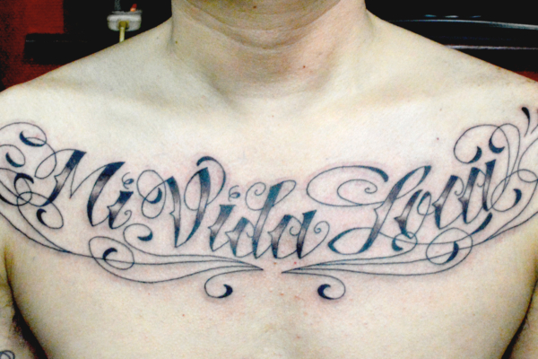 胸にレタリングタトゥー