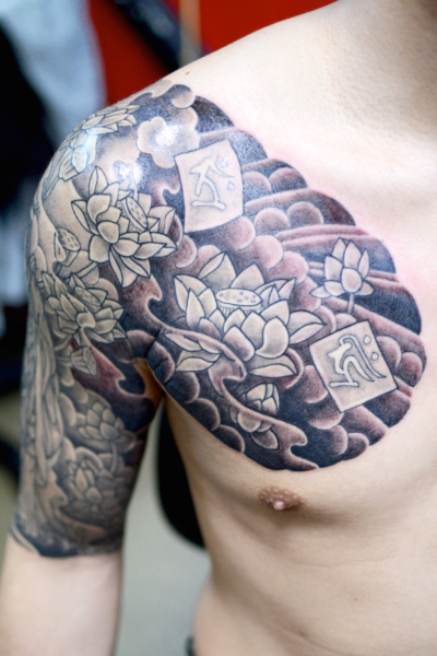 和彫り胸に「蓮と梵字」の刺青