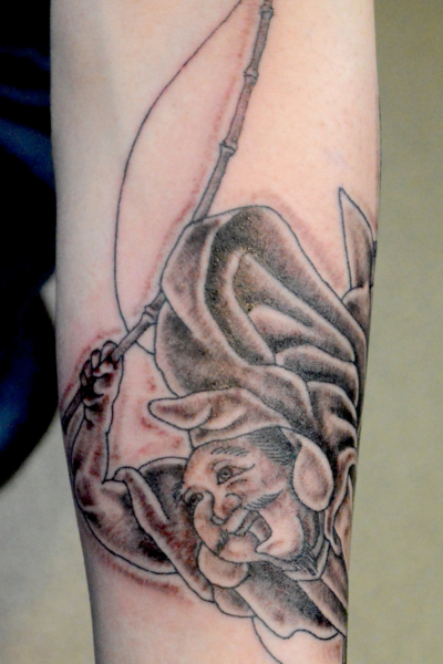 和彫り腕に「七福神 恵比寿」の刺青