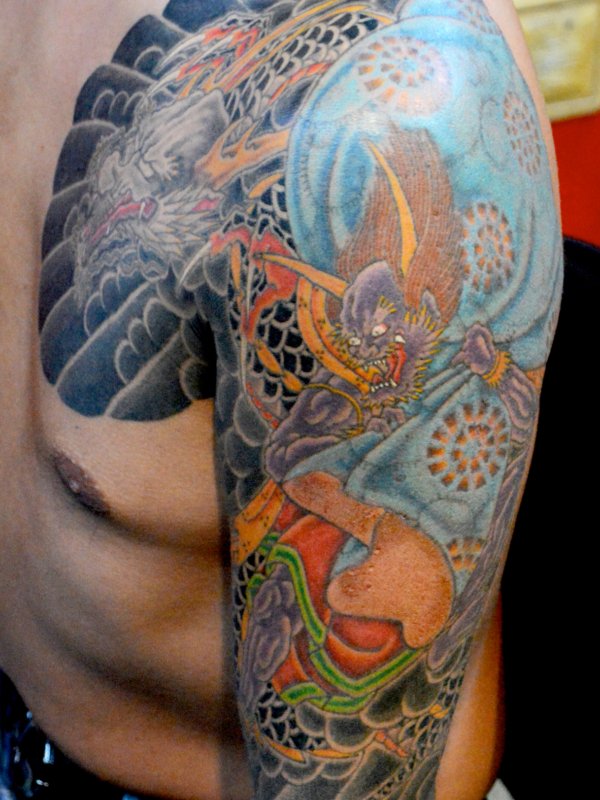和彫り腕胸に「龍と風神」の刺青