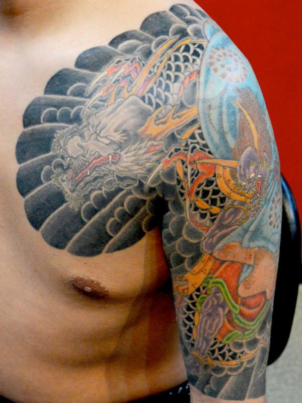 和彫り腕胸に「龍と風神」の刺青