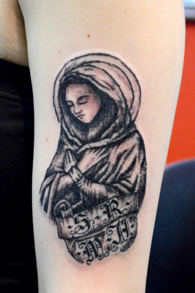 B&G 腕に「祈る人と文字」のタトゥー