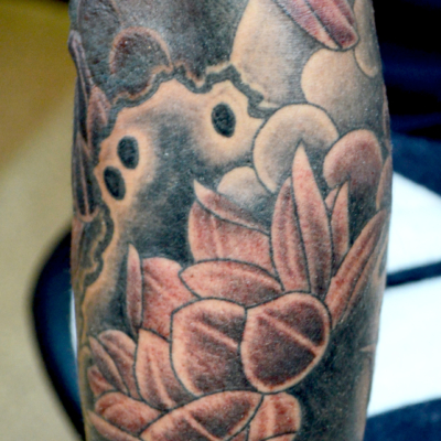 和彫り腕に「蓮」の刺青