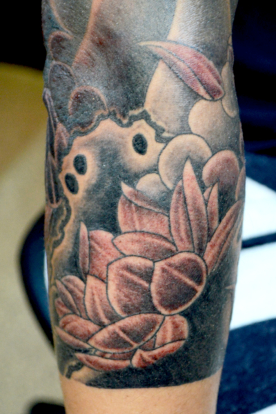 和彫り腕に「蓮」の刺青