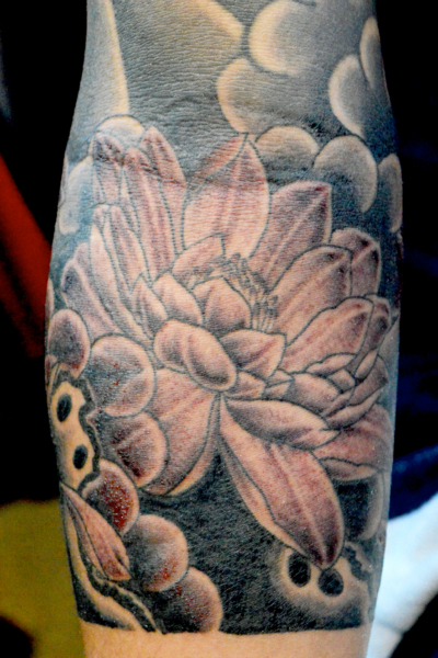 和彫り腕に「蓮」の刺青