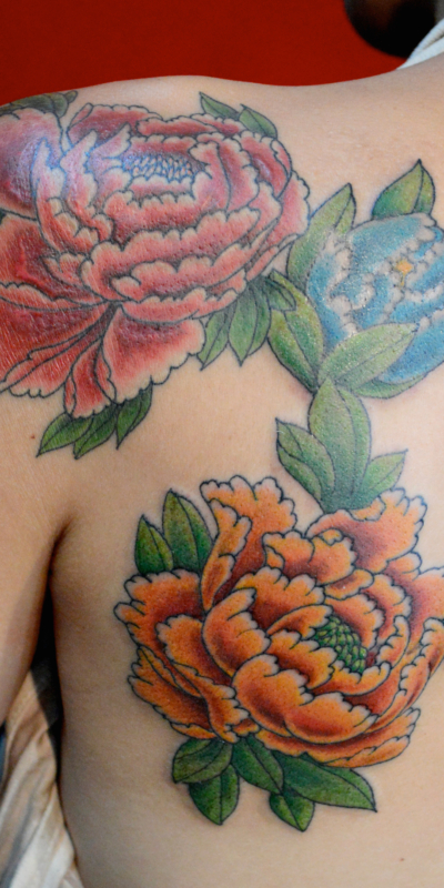 和彫り肩に「牡丹」の刺青