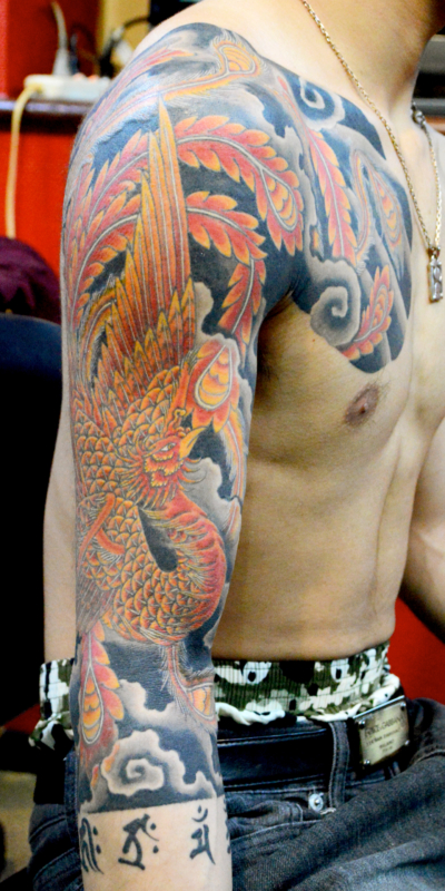 和彫り腕胸に「鳳凰と梵字」の刺青