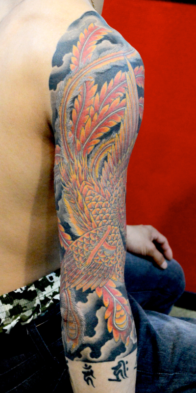 和彫り腕に「鳳凰と梵字」の刺青