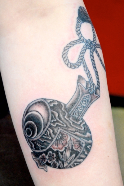 和彫り腕に「打ち出の小槌」の刺青