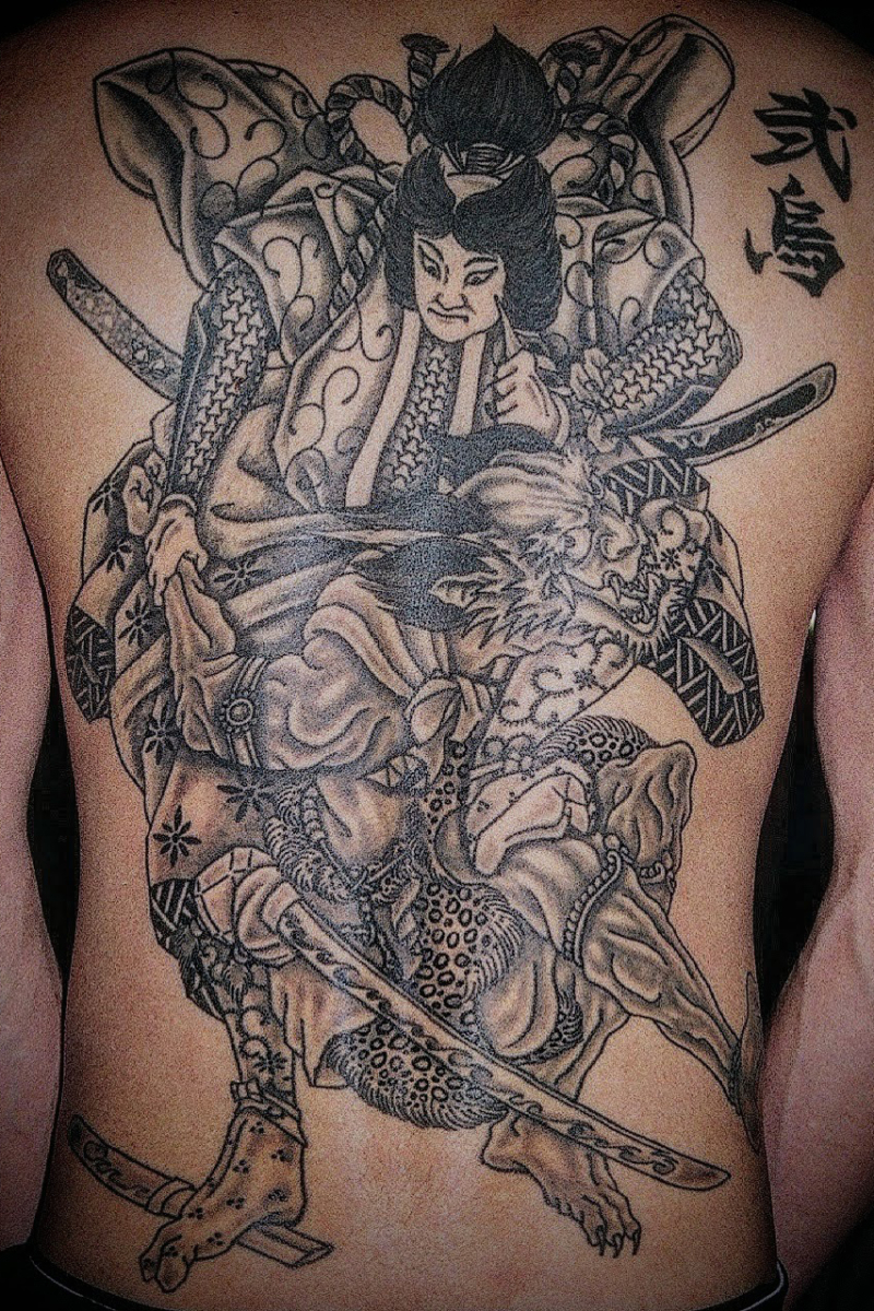 和彫り背中に「桃太郎の鬼退治」の刺青