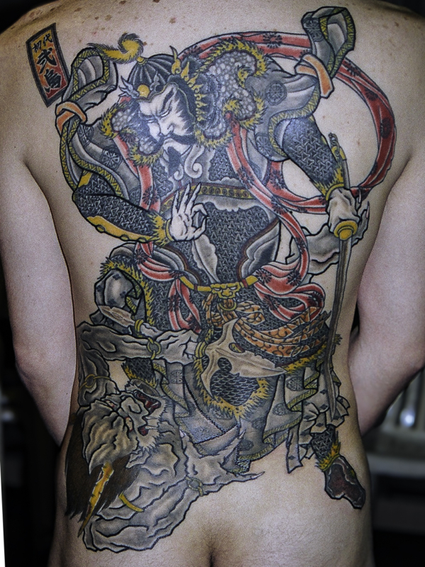 和彫り背中に「持国踏鬼」の刺青