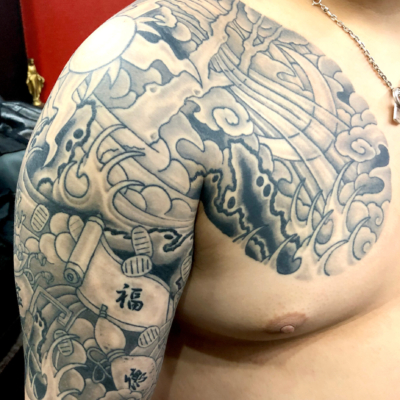 和彫り腕胸に「月と太陽と風波雲影」の刺青