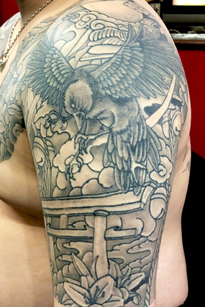 和彫り腕に「八咫烏と鳥居」の刺青
