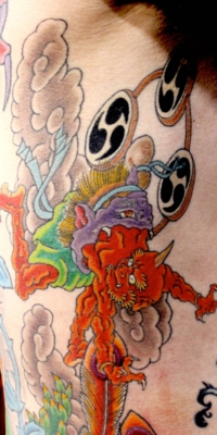 和彫り脇に「雷神」の刺青