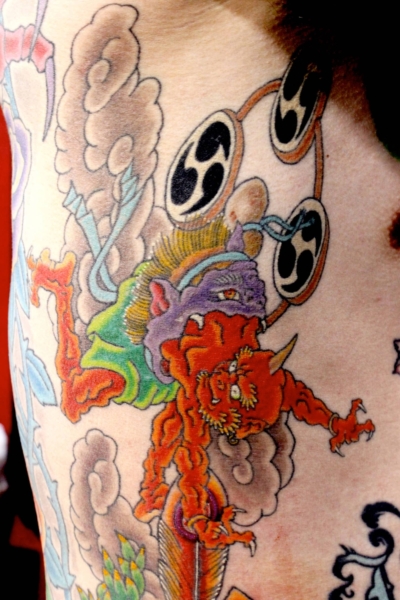 和彫り脇に「雷神」の刺青