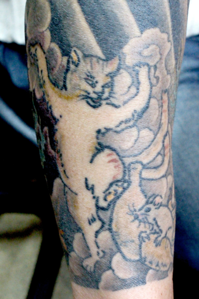 和彫り腕に「踊る猫と鼠」の刺青