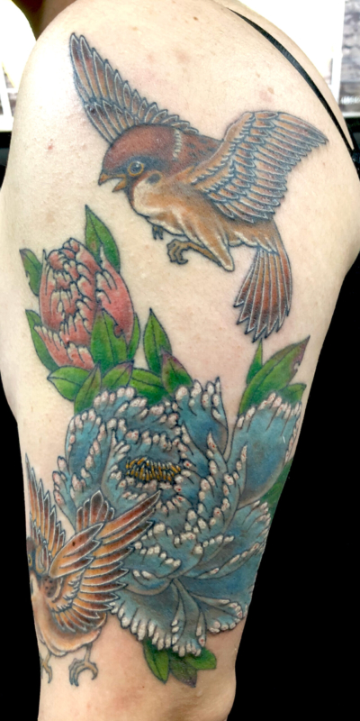 和彫り腕に「牡丹と雀」の刺青