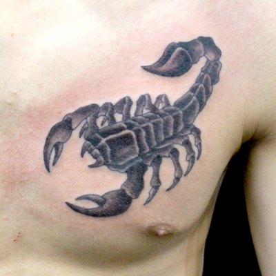 B&G 胸に「サソリ」のタトゥー