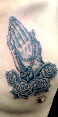 B&G 胸に「プレイハンドとバラ」のタトゥー