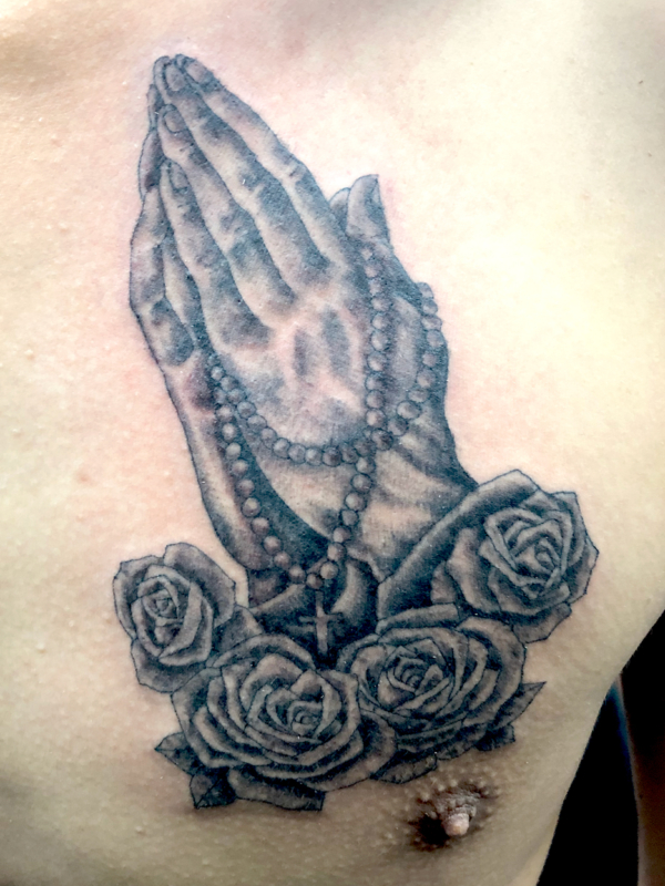 B&G 胸に「プレイハンドとバラ」のタトゥー