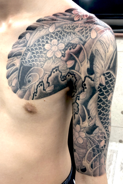 和彫り腕胸に「鯉と桜」の刺青
