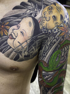 和彫り腕胸に「ひょっとこおかめと般若天狗と狐」の刺青