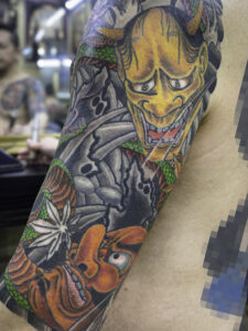 和彫り腕に「般若と天狗」の刺青