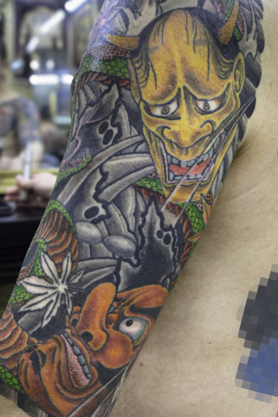 和彫り腕に「般若と天狗」の刺青