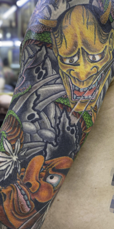 和彫り腕に「般若と天狗」の刺青