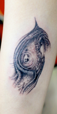 和彫り腕胸に「バイオメカノイド」の刺青