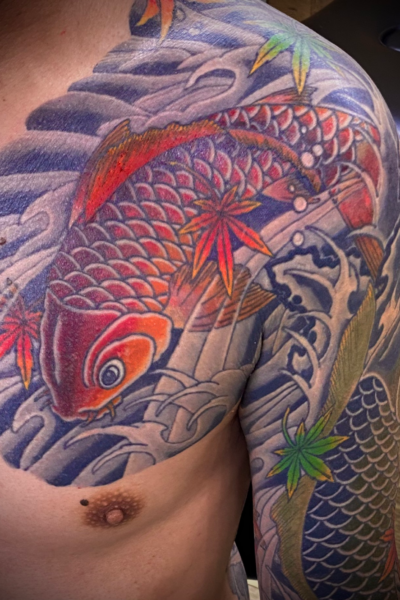 和彫り腕胸に「鯉」の刺青