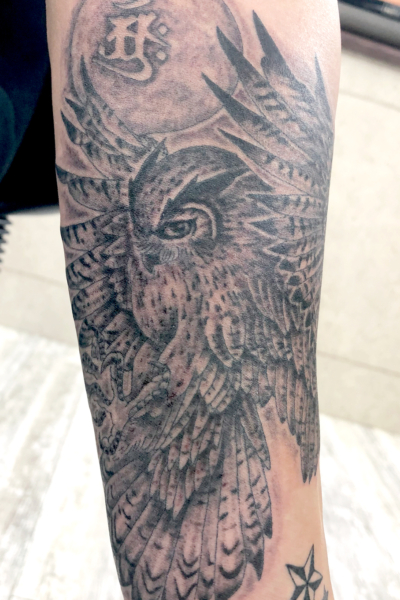 B&G 腕に「フクロウ」のタトゥー