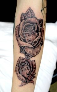 B&G 腕に「バラの花びらにトゥーフェイス」のタトゥー
