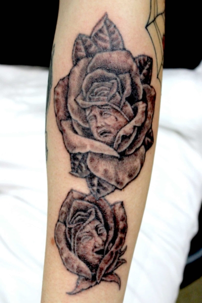 B&G 腕に「バラの花びらにトゥーフェイス」のタトゥー