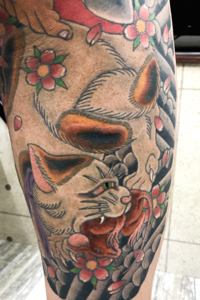 和彫り腿裏に「化け猫」の刺青