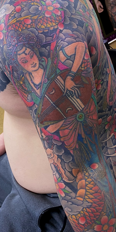 和彫り腕胸にに「天女と龍」の刺青